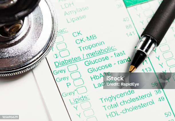 Caneta Estetoscópio No Registo Médico Sobre A Diabetes E Doenças Do Metabolismo - Fotografias de stock e mais imagens de Glucose