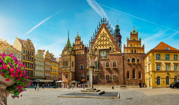 town hall in wroclaw - clock clock tower built structure brick imagens e fotografias de stock