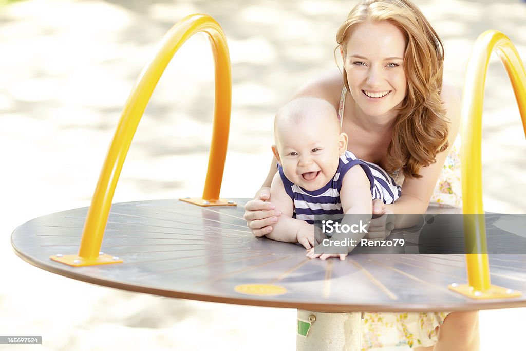 Heureux petit garçon avec la mère dans le parc - Photo de Adulte libre de droits