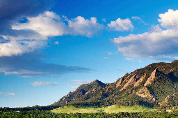 flatirons von boulder, colorado - felsblock stock-fotos und bilder