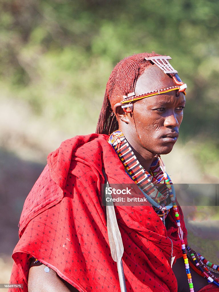 Niños masai morani (warrior) con tradicional jewellry y el cabello largo. - Foto de stock de Pueblo Masái libre de derechos