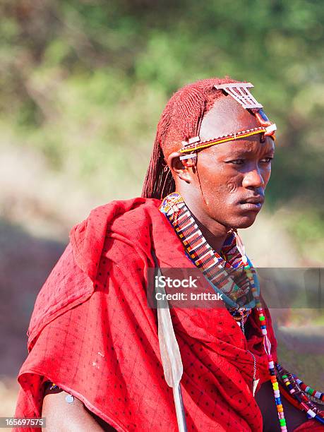 Niños Masai Morani Con Tradicional Jewellry Y El Cabello Largo Foto de stock y más banco de imágenes de Pueblo Masái