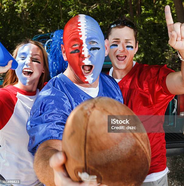 Photo libre de droit de Coller Au Parechocs banque d'images et plus d'images libres de droit de Pique-nique improvisé près de la voiture - Pique-nique improvisé près de la voiture, Football américain, Ballon de football américain