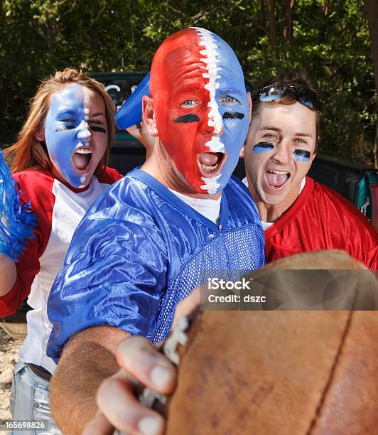 Foto de Dirigir Colado No Carro Da Frente e mais fotos de stock de Futebol Americano - Futebol Americano, Futebol Americano - Bola, Piquenique na Traseira do Carro