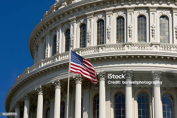 Сша Купол Капитолия В Вашингтоне Округ Колумбия — стоковые фотографии и другие картинки Конгресс США - Конгресс США, Здание конгресса США, Звёздно-полосатый флаг