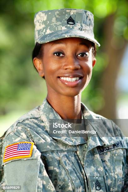 Photo libre de droit de Femme Afroaméricaine Soldier Series Portrait En Plein Air banque d'images et plus d'images libres de droit de Afro-américain