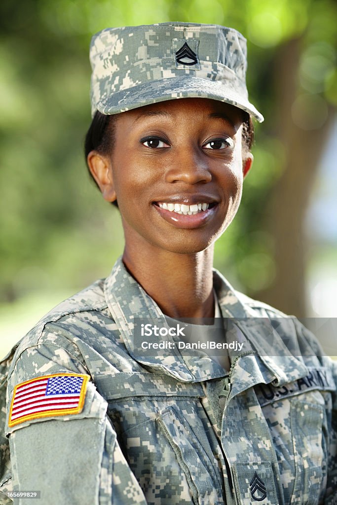 Mulher afro-americana Soldier Series: Retrato ao ar livre - Foto de stock de Afro-americano royalty-free
