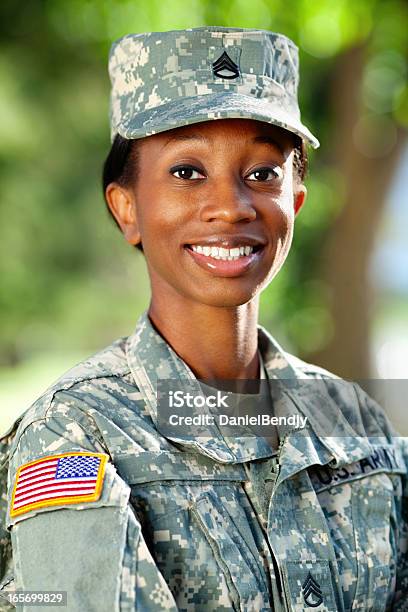 Foto de Mulher Afroamericana Soldier Series Retrato Ao Ar Livre e mais fotos de stock de Afro-americano