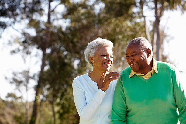 starszy para spaceru razem cieszyć się - senior couple senior adult walking action zdjęcia i obrazy z banku zdjęć