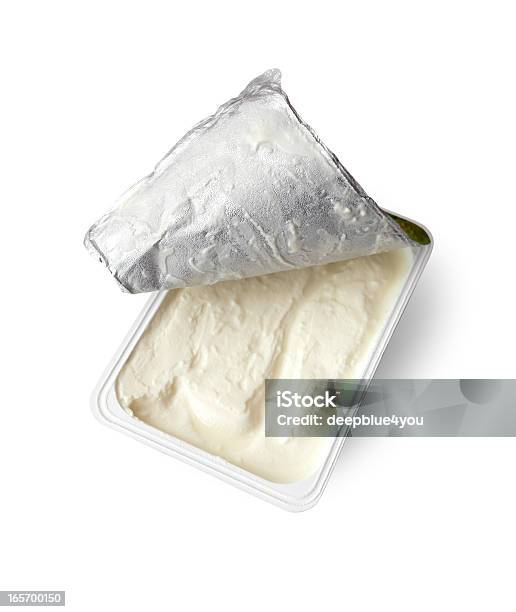 Gerade Eröffnet Karton Frischkäse Isoliert Auf Weiss Stockfoto und mehr Bilder von Schmierkäse