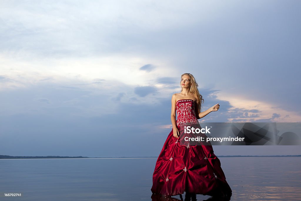 Mulher de vestido vermelho - Foto de stock de Cinderela royalty-free