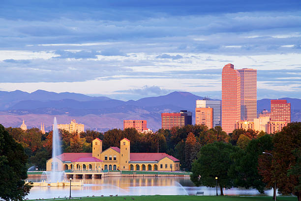 denver, colorado city park e da cidade ao nascer do sol - denver skyline - fotografias e filmes do acervo