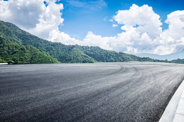 istock Empty asphalt road and mountain nature scenery in Guilin, China 1657058627
