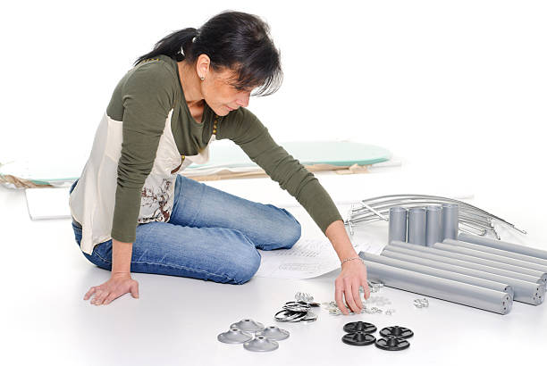 mulher componentes classificados - screw sitting on floor building activity working - fotografias e filmes do acervo