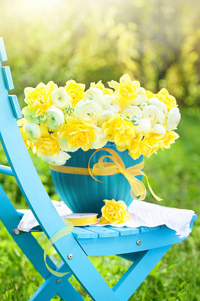 букет из ярких весенних цветов в саду - daffodil flower yellow vase стоковые фото и изображения