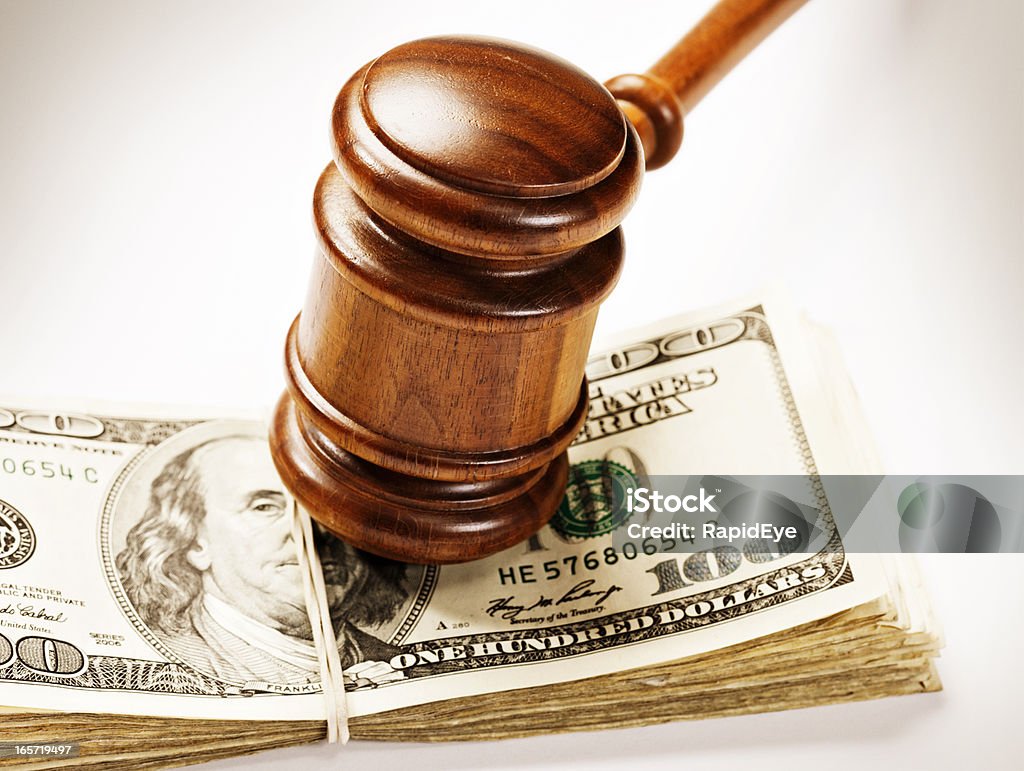 Деревянный молоток судьи Чёлка вниз в жгуте долларов США - Стоковые фото Должностное преступление роялти-фри