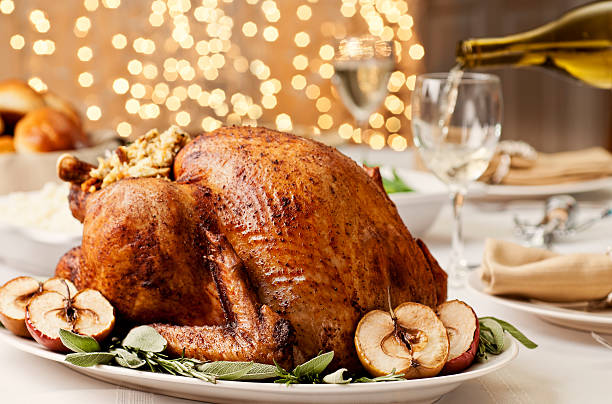 dinde de thanksgiving - thanksgiving turkey dinner table photos et images de collection