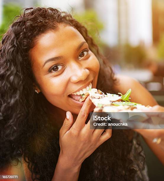 Szczęśliwa Młoda Kobieta Jedzenie Pizza - zdjęcia stockowe i więcej obrazów 16-17 lat - 16-17 lat, 18-19 lat, Afrykanin