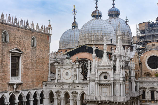 basilica di san marco dall'interno del palazzo ducale, venezia - cathedral italy venice italy inside of foto e immagini stock