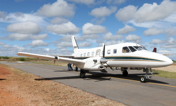 embraer emb-110 bandeirante - small airport cessna airplane photos et images de collection