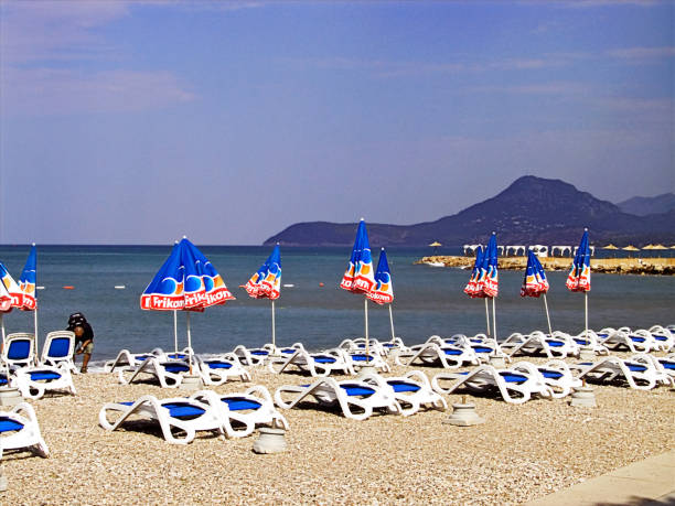 バールのビーチの1つ-モンテネグロ - bar chairs ストックフォトと画像