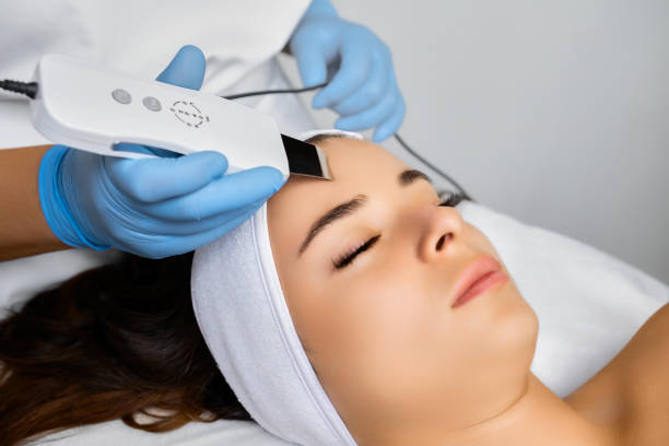 istock Spa worker cleans female face with ultrasonic device 1657523996