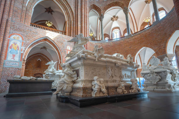 frederik iv marble sarcophagus at roskilde cathedral interior - 로스킬레, 덴마크 - roskilde 뉴스 사진 이미지