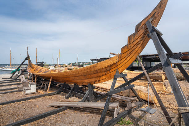 casco de un barco vikingo reconstruido en el museo de barcos vikingos - roskilde, dinamarca - roskilde fotografías e imágenes de stock