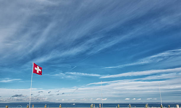 bandera suiza sobre el lago constance en el harbour rorschach - thurgau fotografías e imágenes de stock