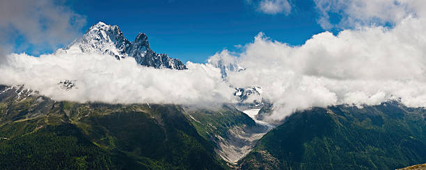 alpine gipfel, gletscher wolkengebilde panorama chamonix, frankreich - serac stock-fotos und bilder