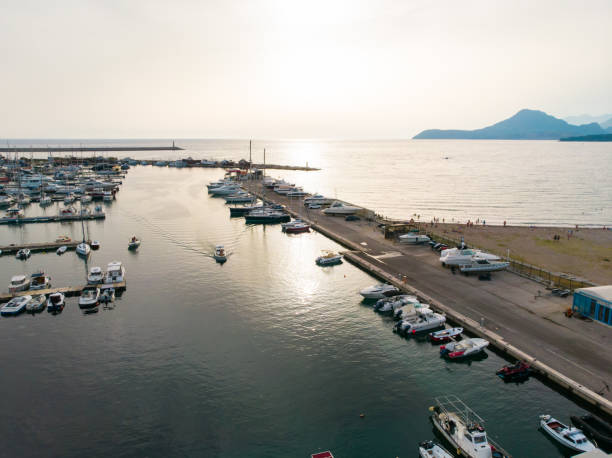 вид с воздуха на пристань для яхт в баре в черногории. концепция гавани для яхт и порта - pool bar стоковые фото и изображения