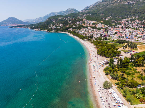 вид с воздуха на город бар, черногория и адриатическое средиземное море - pool bar стоковые фото и изображения