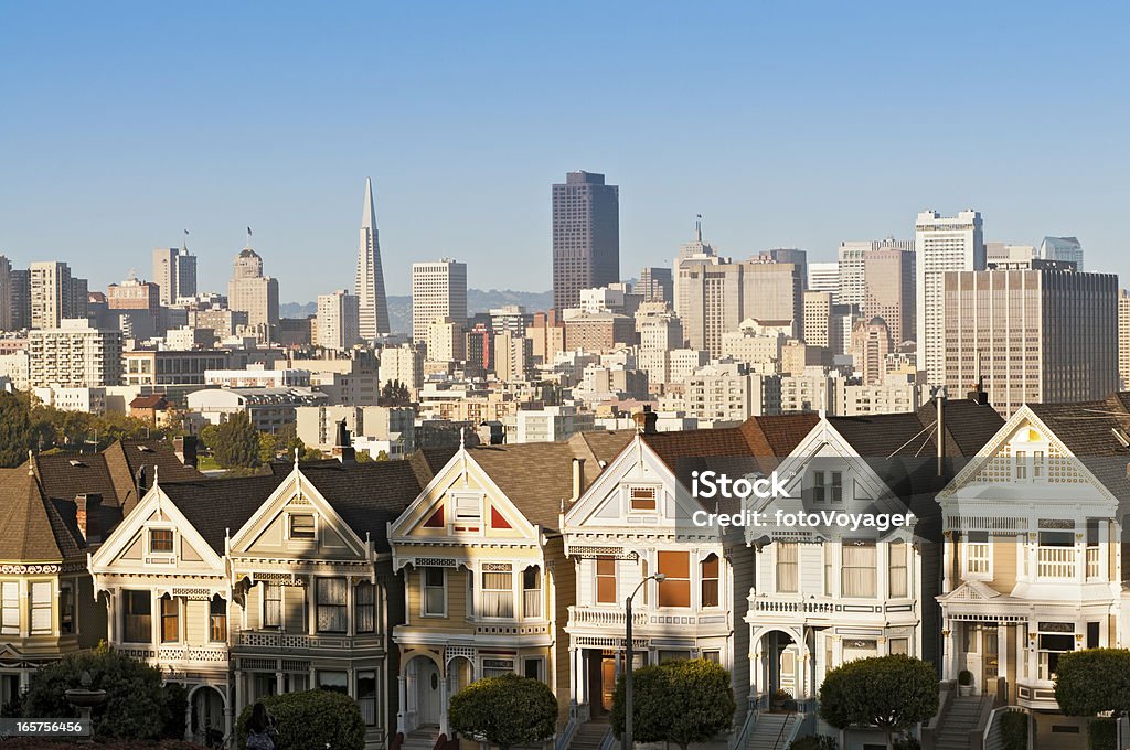 San Francisco Alamo Square Painted Ladies Victorian Villas de un paisaje de la ciudad de California - Foto de stock de Aire libre libre de derechos