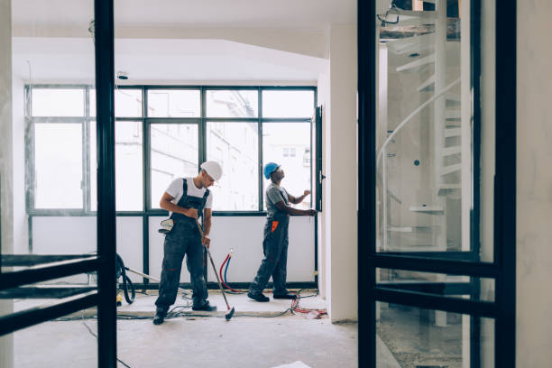 dos trabajadores de la construcción trabajando juntos en la renovación de un apartamento - window installing repairing construction fotografías e imágenes de stock