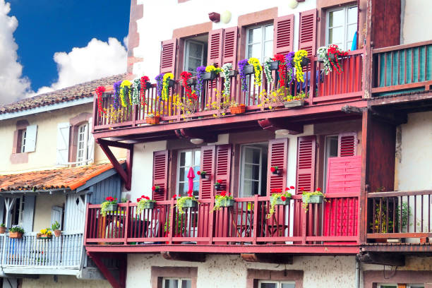 Superb houses with multicolored flowered balconies in Saint Jean Pied de Port, a beautiful medieval town, at the foot of the Roncevaux pass, a stopover on the way to Santiago de Compostela. It is also one of the most beautiful villages in France. magníficas casas con balcones floridos multicolores en saint jean pied de port, una hermosa ciudad medieval, al pie del paso de roncevaux, una parada en el camino a santiago de compostela. también es uno de los pueblos más bellos de francia