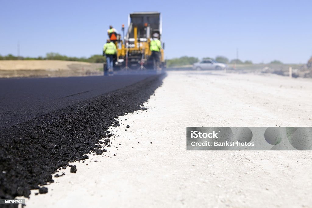 Blacktop allanar un poco el camino con Paver y camión de descarga - Foto de stock de Asfalto libre de derechos