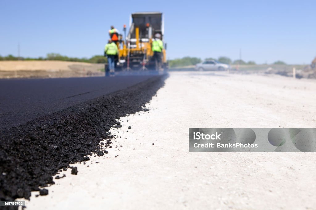 Blacktop spianando la strada con Paver e Autocarro ribaltabile - Foto stock royalty-free di Asfalto