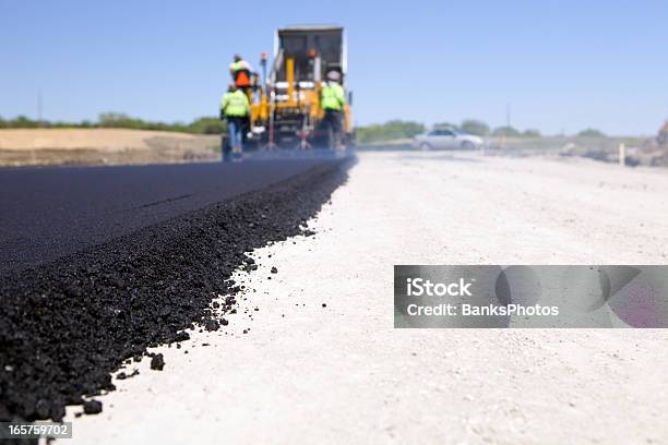 Blacktop Прокладывает Путь With Paver И Самосвал — стоковые фотографии и другие картинки Асфальт - Асфальт, Дорожное строительство, Асфальтоукладчик