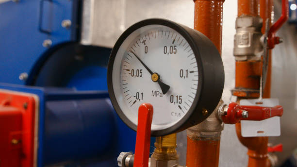 istock Pressure gauge with arrow and numbers 1657599183