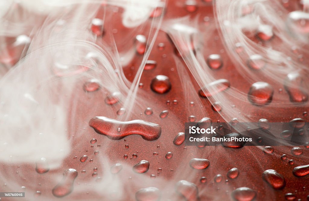 Rosso metallizzato sfondo con gocce d'acqua e White Smoke - Foto stock royalty-free di A bioccoli