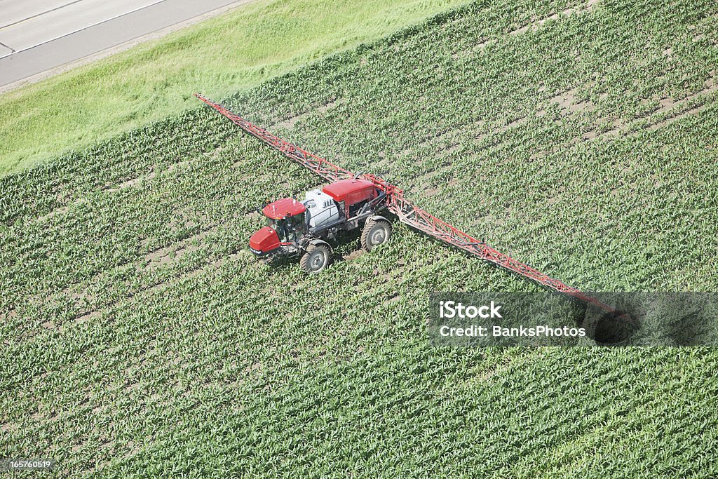 Extensiones aplicación de nitrógeno líquido fertilizante a Corn Field - Foto de stock de Tractor libre de derechos