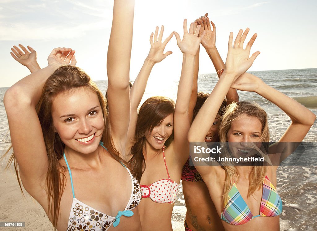 Party ragazze in spiaggia - Foto stock royalty-free di Adulto