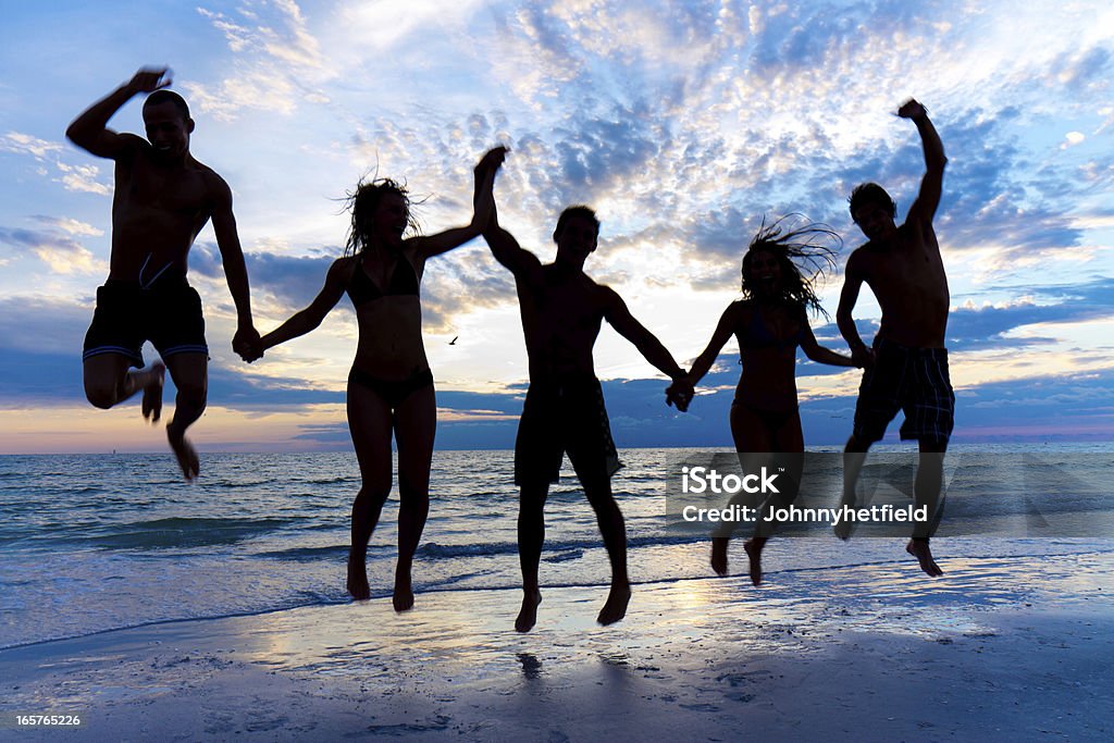 Multi ethnischen Freunden, die Spaß am Strand - Lizenzfrei Hochspringen Stock-Foto