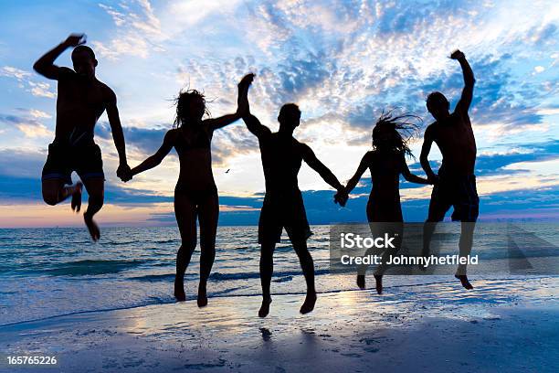 Multi Ethnischen Freunden Die Spaß Am Strand Stockfoto und mehr Bilder von Hochspringen - Hochspringen, Strand, Afrikanischer Abstammung