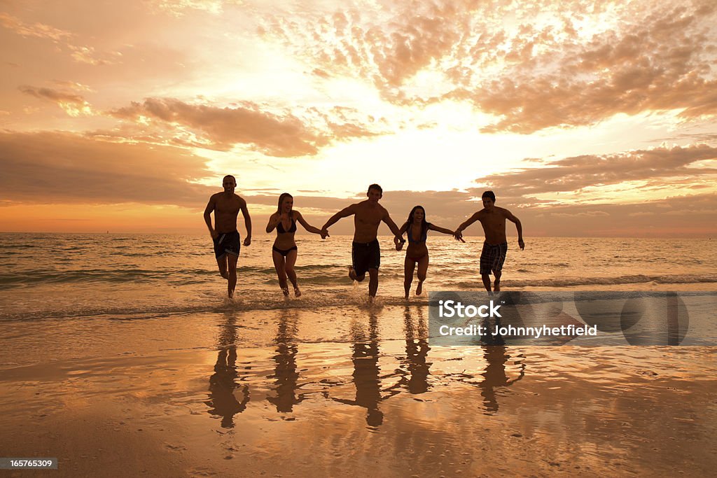 Multi ethnique amis s'amusant à la plage - Photo de Bikini libre de droits