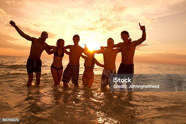 Multi Étnica Amigos Divirtiéndose En La Playa Foto de stock y más banco de imágenes de Actividades recreativas - Actividades recreativas, Adulto, Adulto joven