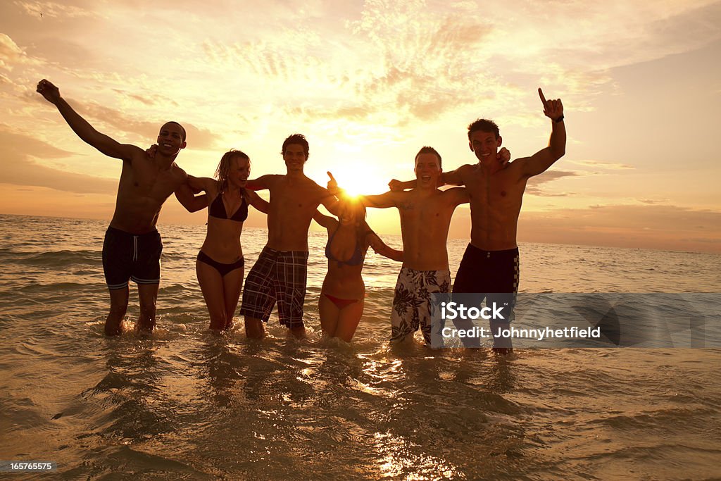 Multi ethnique amis s'amusant à la plage - Photo de Activité de loisirs libre de droits