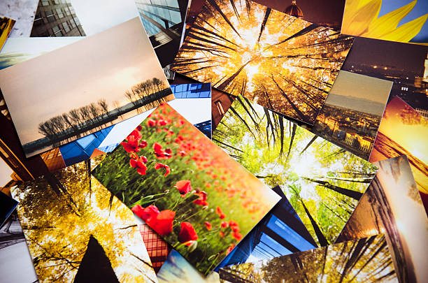 pile d'images colorées imprimées - pile arrangement photos photos et images de collection