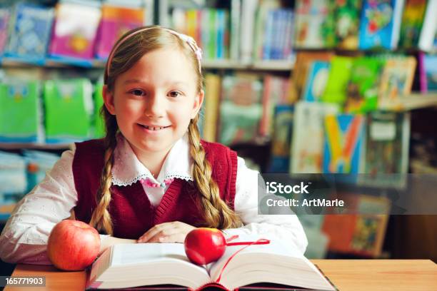 En La Biblioteca Foto de stock y más banco de imágenes de Alegre - Alegre, Aprender, Belleza