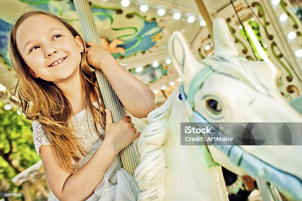 Piękna dziewczynka na karuzeli ride - Zbiór zdjęć royalty-free (Adolescencja)